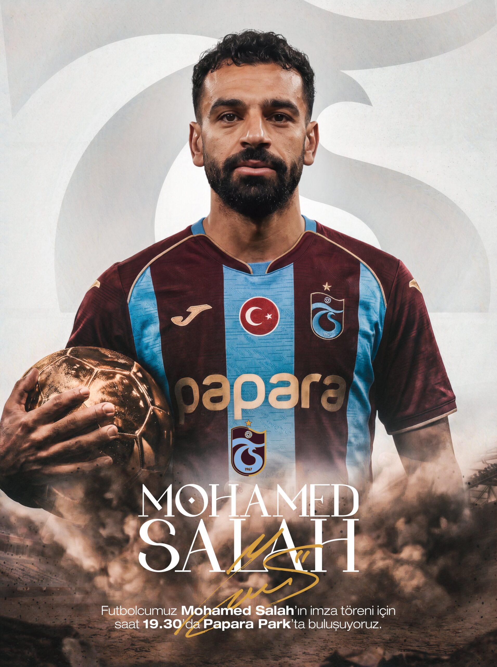 محمد صلاح يحمل الكرة الذهبية في ناديه التركي